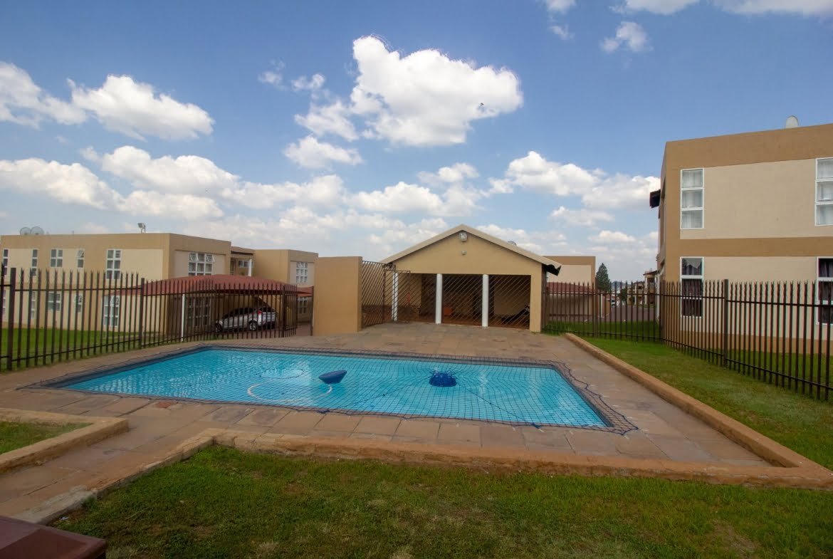 Townhouse For Rent In Mondeor, Johannesburg South by Propertyzz_com