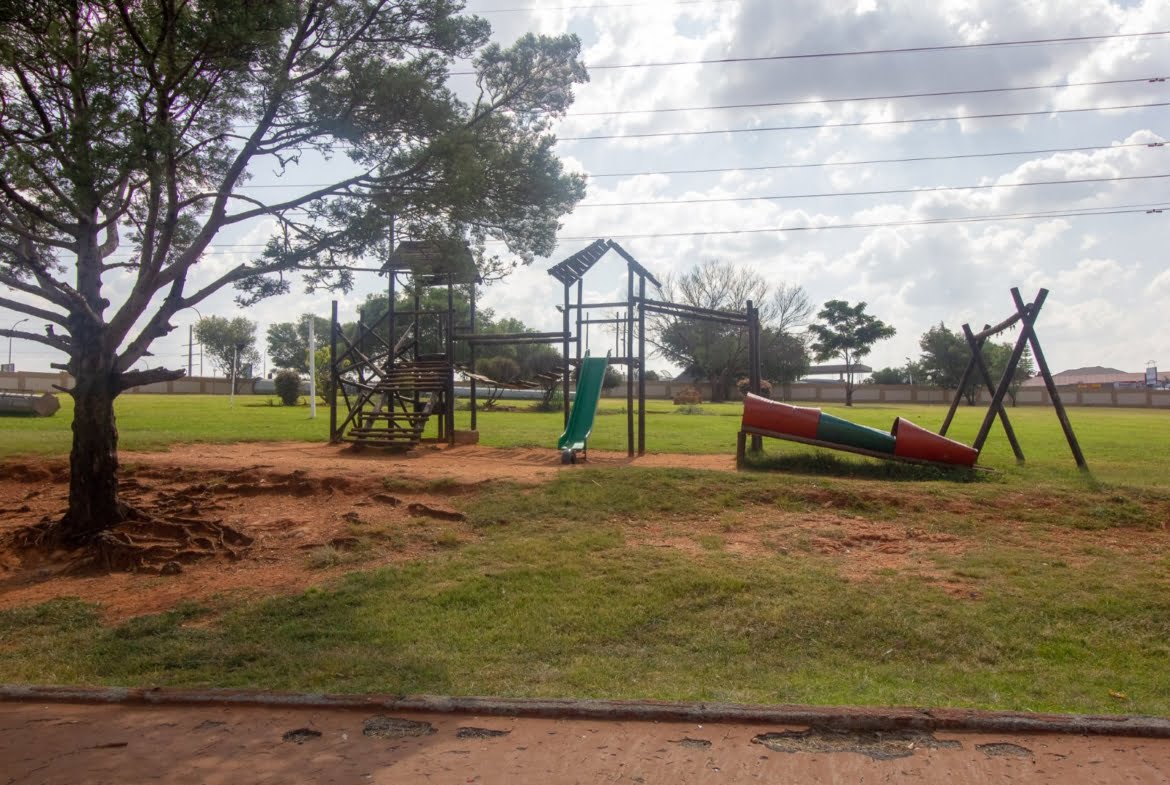 Townhouse For Rent In Mondeor, Johannesburg South by Propertyzz_com 15