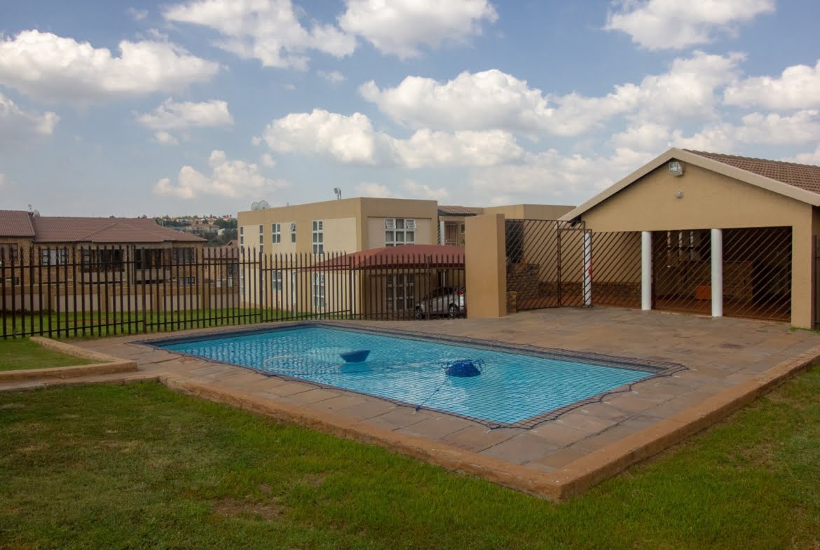 Townhouse For Rent In Mondeor, Johannesburg South by Propertyzz_com 16